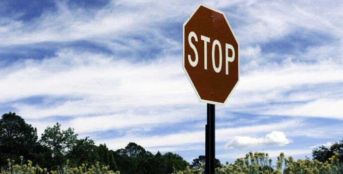 znak stop gdzie się zatrzymać kiedy nie obowiązuje przejazd