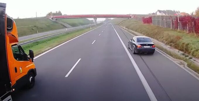 Kierowca BMW spieszył się i wpadł na kuriozalny pomysł. To nie mogło się skończyć inaczej [WIDEO]