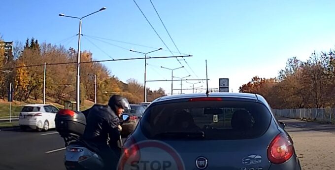 Kierowca skutera uderzył w auto kobiety i zaczął uciekać! Akcja działa się w Lublinie!