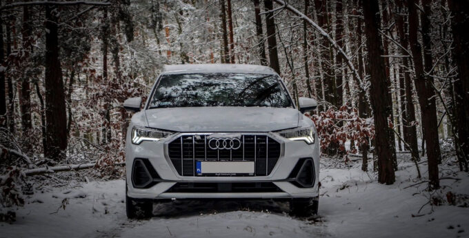 samochód zimą Audi Q3