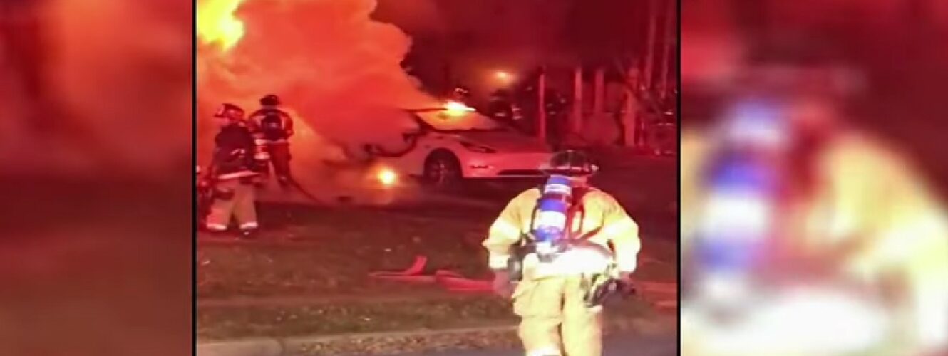 strażacy gaszą płonącą Teslę w Pensylwanii