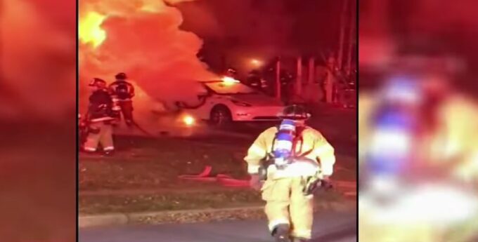 strażacy gaszą płonącą Teslę w Pensylwanii