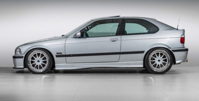 Z tego BMW E36 nikt się już nie śmieje. Ma silnik V12, wygląda obłędnie i możesz sobie go kupić [LINK DO AUKCJI]