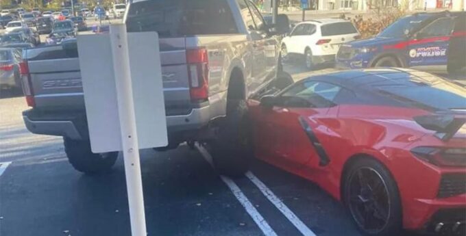 Właściciel tej Corvette C8 musiał wyjść z siebie, kiedy to zobaczył. Co wydarzyło się na tym parkingu? [WIDEO]