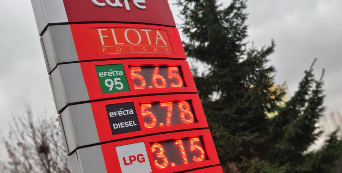 Pierwsze stacje w Polsce zrobiły duże obniżki cen paliw