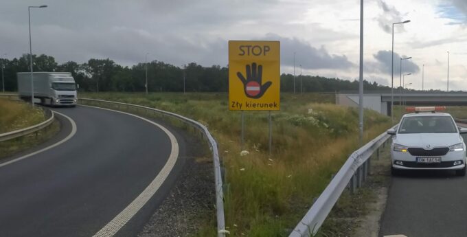 PILNE: Wiosną na drogach takich tablic będzie więcej. Ale czy są one potrzebne?