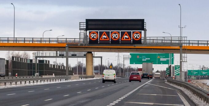 PILNE: Znaki drogowe zmiennej treści to w Polsce nowość. Ta wiedza o nich to obowiązek każdego kierowcy