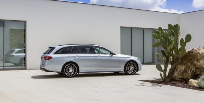 Mercedes E klasa W213 z przebiegiem 180 000 km – czy jeszcze się do czegoś nadaje? [WIDEO]