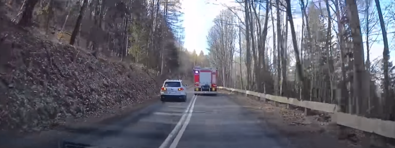 Co za gość… Uznał, że wyprzedzanie wozu strażackiego jadącego na sygnale to dobry pomysł [WIDEO]