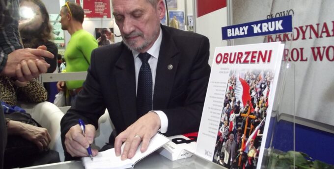 SONDA: Kto powinien rządzić w Polsce w razie zagrożenia: Kaczyński i Macierewicz czy Tusk i Sikorski? Wyniki są zaskakujące