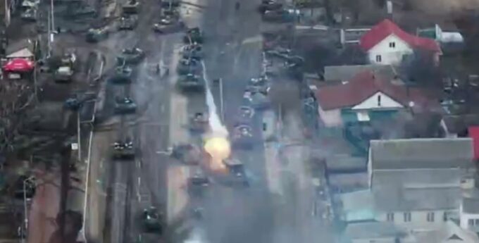 Niesamowite nagranie z drona. Kolumna rosyjskich czołgów zmieciona z powierzchni ziemi