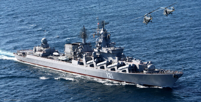 Z krążownika „Moskwa” uratowano garstkę ludzi. Na pokładzie były ich setki, to ogromna strata dla Putina