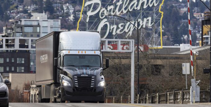 PILNE: Następny krok w rewolucji transportu zrobiony! Producent pokazał nowy model ciężarówki