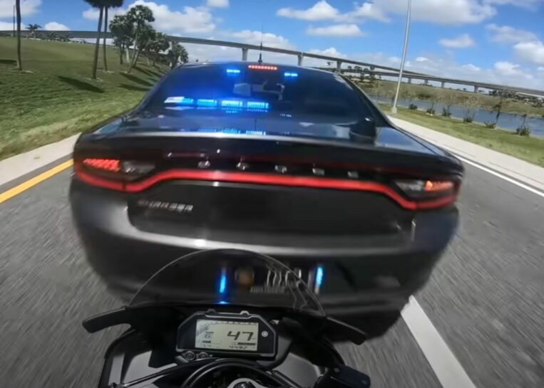 Policjant postanowił przetestować hamulce motocyklisty. Omal go przy tym nie zabił – przecież za to powinien być ciężki kryminał [WIDEO]