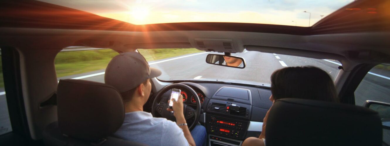 korzystać telefon podczas jazdy samochód prowadzenie mandat przepisy