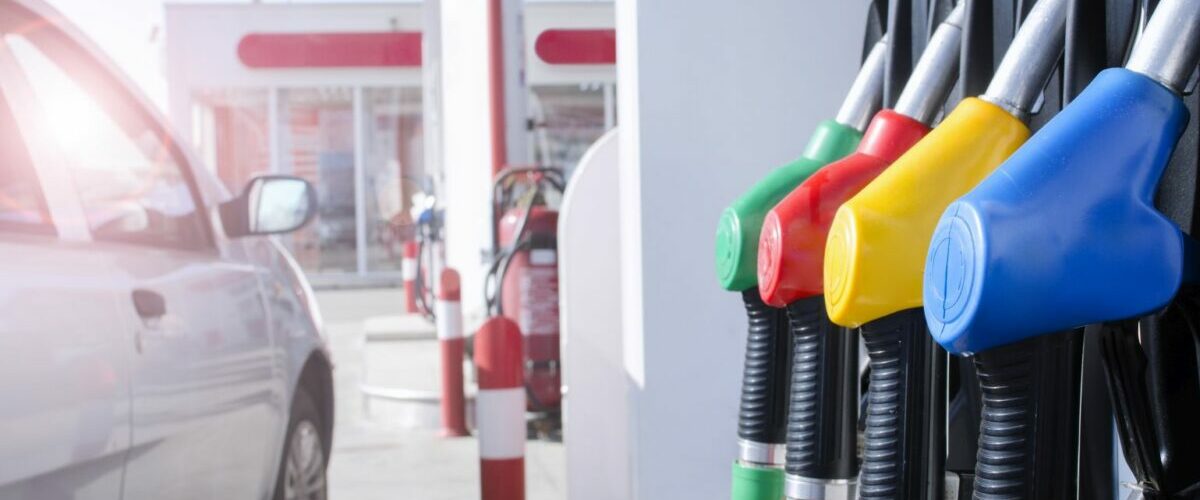 PILNE: Rząd zamierza obniżyć ceny za paliwo znosząc podatek. Kierowców czekają tzw. wakacje paliwowe