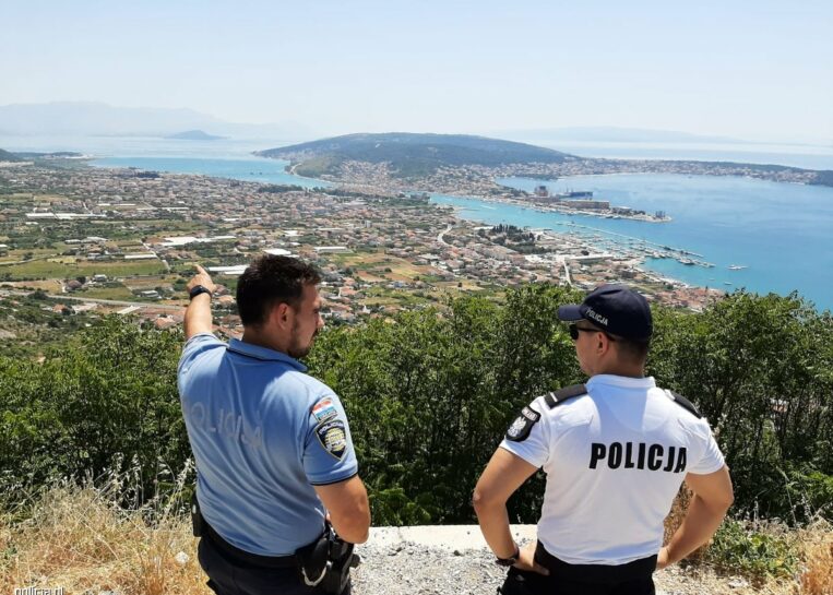 Polscy policjanci patrolują ulice w Chorwacji i Bułgarii. Nie zdziw się, kiedy na nich trafisz
