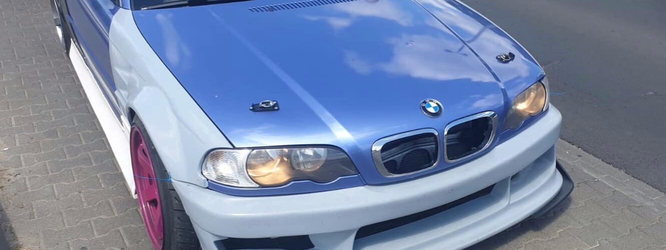 Podczas tuningu BMW zapomniał o miejscu na tablice. Ale hitem dla policjantów był napis na „zegarach”