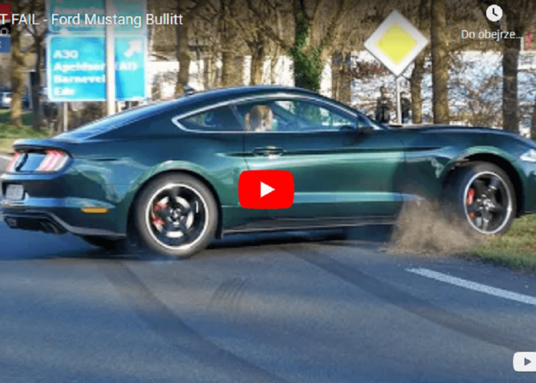 Mustang wpadł w poślizg