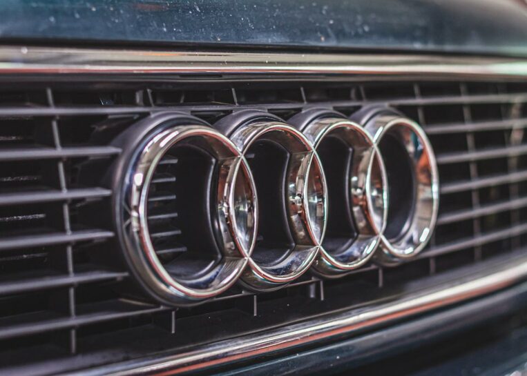 Szalony sleeper na autostradzie! Audi 200 o mocy około 480 KM! Zobacz jak to jeździ! [WIDEO]
