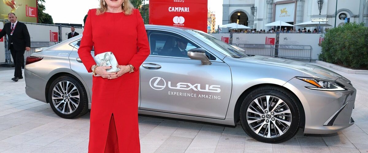 Lexus wraz z gwiazdami kina pojawia się na czerwonym dywanie. Festiwal Filmowy w Wenecji wspierany przez markę