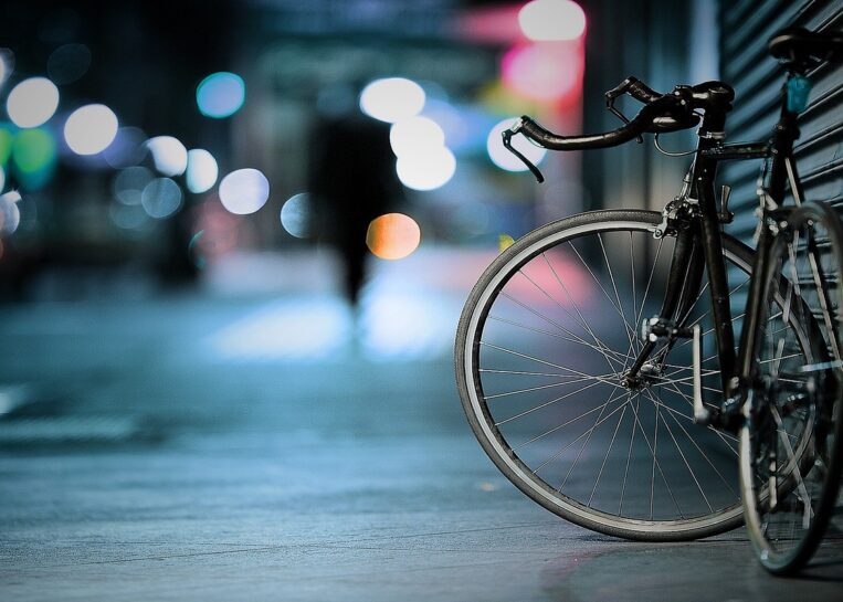 Zakaz wyprzedzania rowerów w centrum miasta! Nowe przepisy wchodzą w życie!