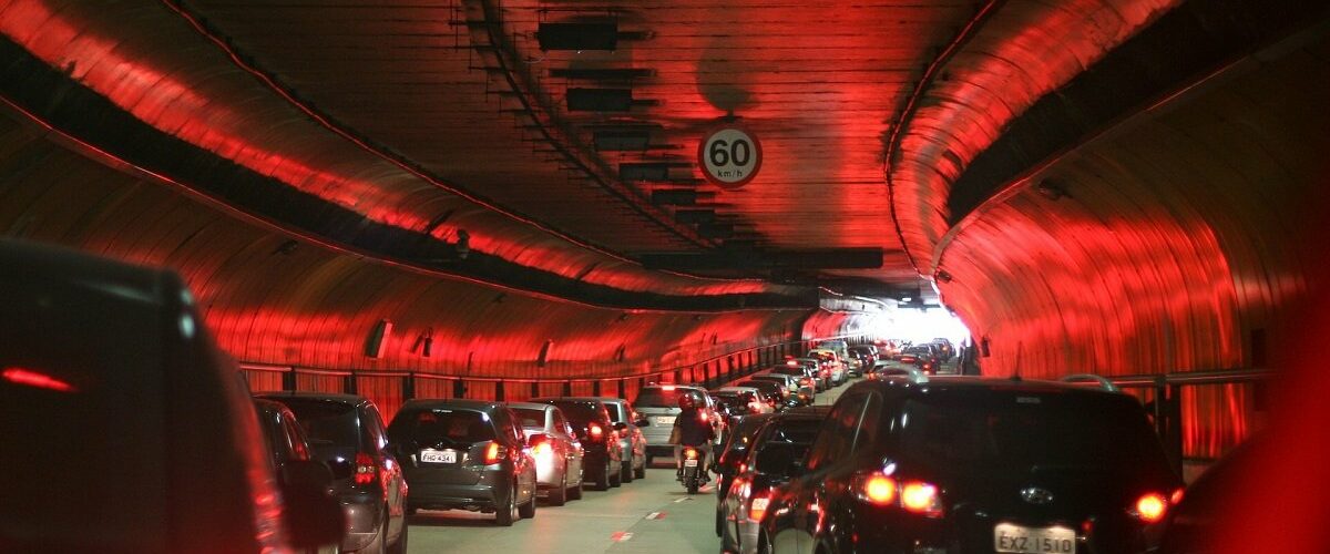 kierowcy samochody tunel światła