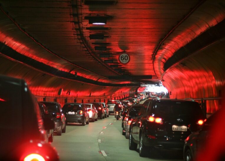 kierowcy samochody tunel światła