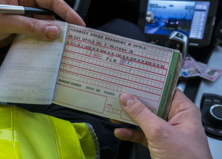Nowy przepis uderzy w wielu kierowców! Jeżeli nie zdążą wymienić tablic, to stracą swoje samochody!