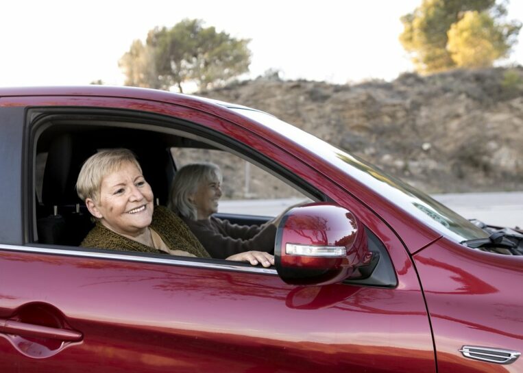 zmiany na drogach seniorzy w samochodach
