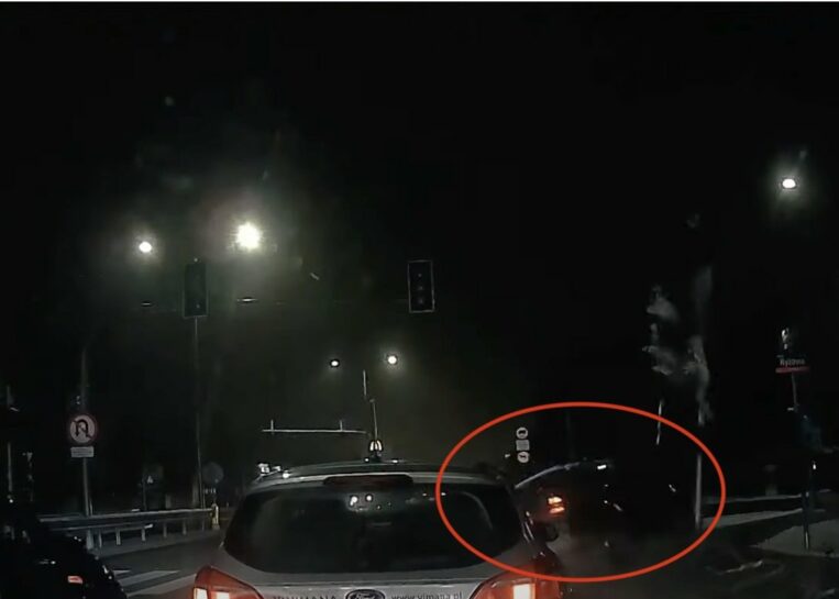 PILNE: Kierowca tego BMW pomylił grę komputerową z rzeczywistością! Ilość uszkodzeń robi wrażenie [WIDEO]
