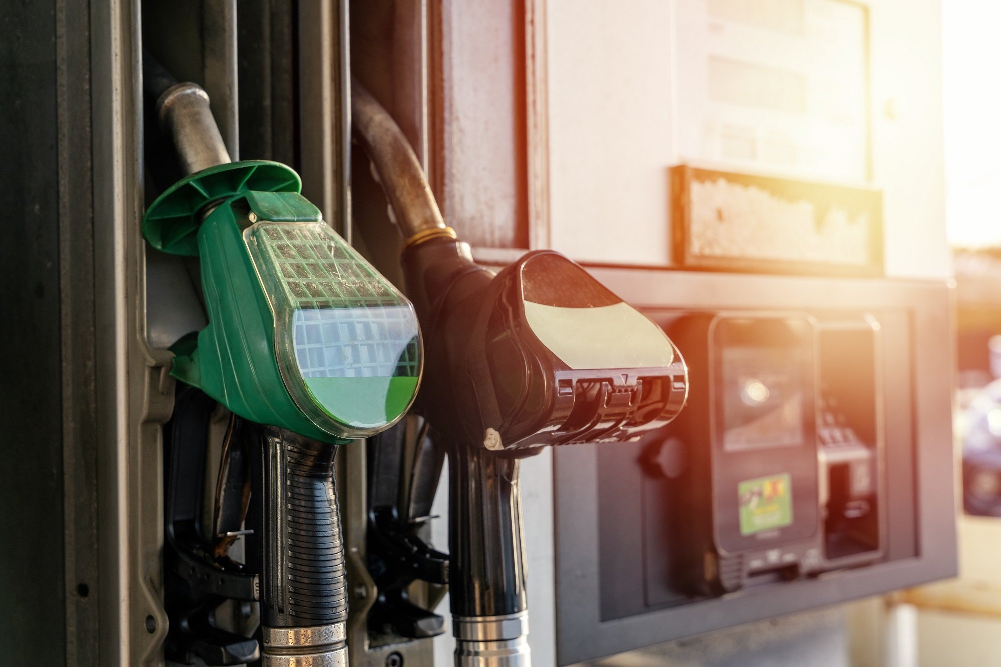 To dlatego ceny paliw w Polsce są tak drastycznie niskie! Ekspert obliczył ile naprawdę powinny kosztować diesel i benzyna. Szok!