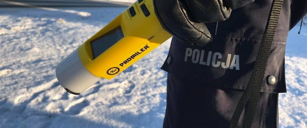 Osiągnął prawie 3 promile i wsiadł do traktora. Policjantom wyjaśnił że wychylił, bo zdenerwowała go żona