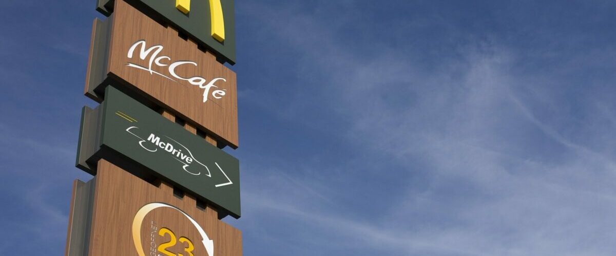 Mandat za drive-thru w McDonald’s też można dostać. Za jedzenie w aucie trzeba zapłacić nawet ponad 500 zł