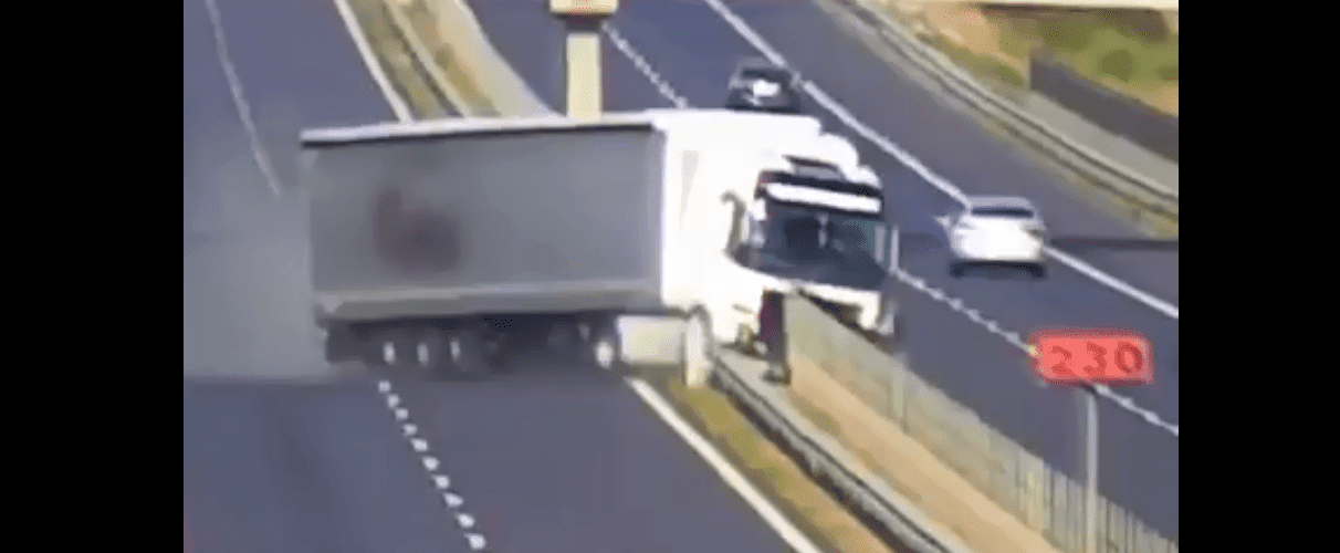 nagranie wypadek tir ciężarówka opona wystrzał opony autostrada