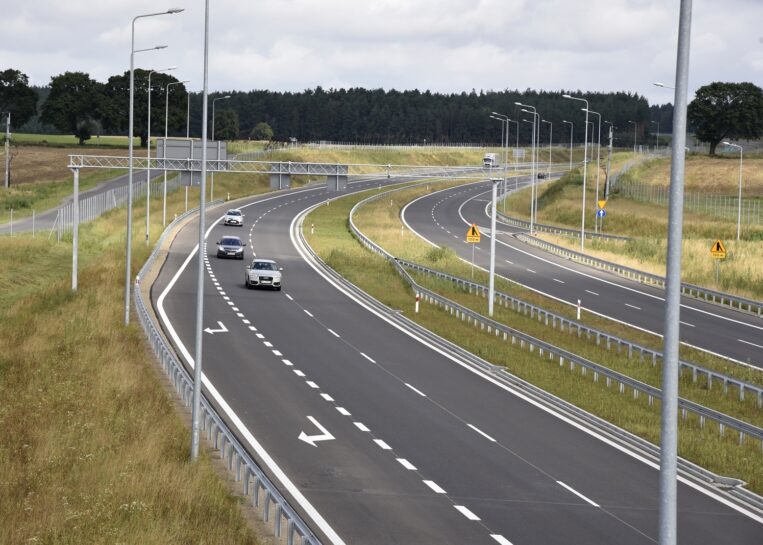 Ponad 290 mld złotych na nowe drogi w ramach Programu Budowy Dróg Krajowych. To prawie 2500 km nowych tras