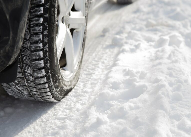 Kierowco, uważaj – nadchodzi potężne załamanie pogody. Śnieg i duży mróz – to będzie atak zimy