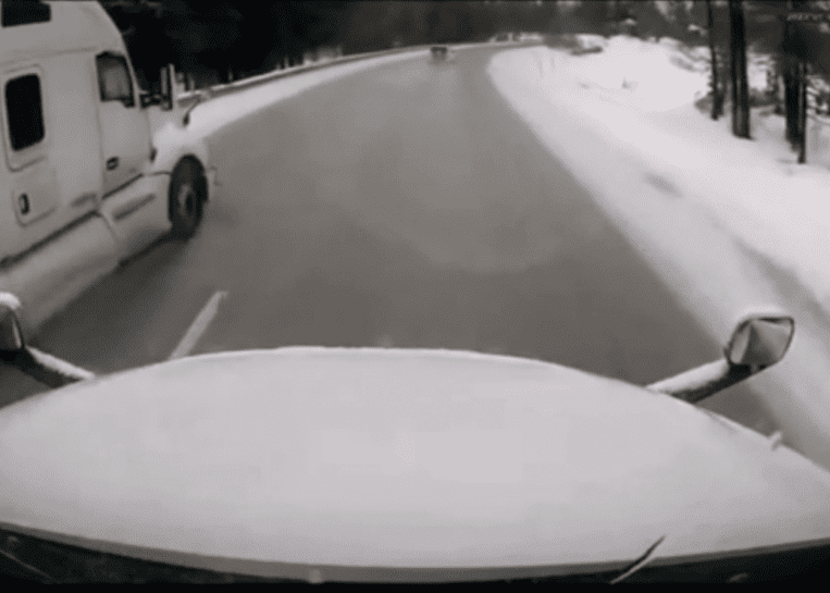 Dwóch kierowców ciężarówek i wyprzedzanie zimą – co może pójść nie tak?! [WIDEO]