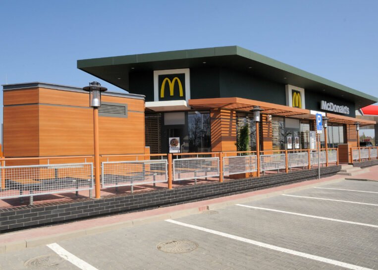 mcdonald's-restauracja-parking