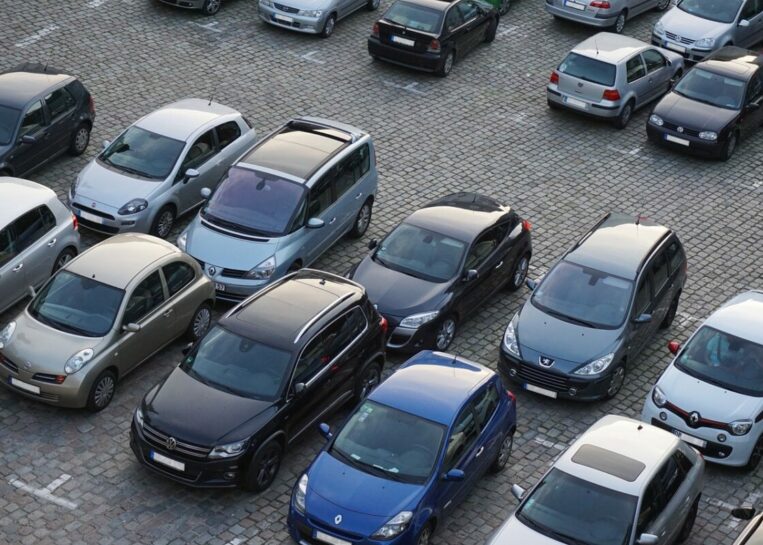 Zakaz sprzedaży samochodów spalinowych nie wejdzie w życie? Jest ważny głos z polskiego rządu