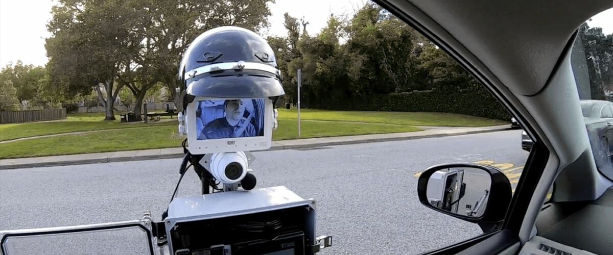 To pierwszy na świecie robot-policjant. Wystawia mandaty i może nawet rozłożyć kolczatkę