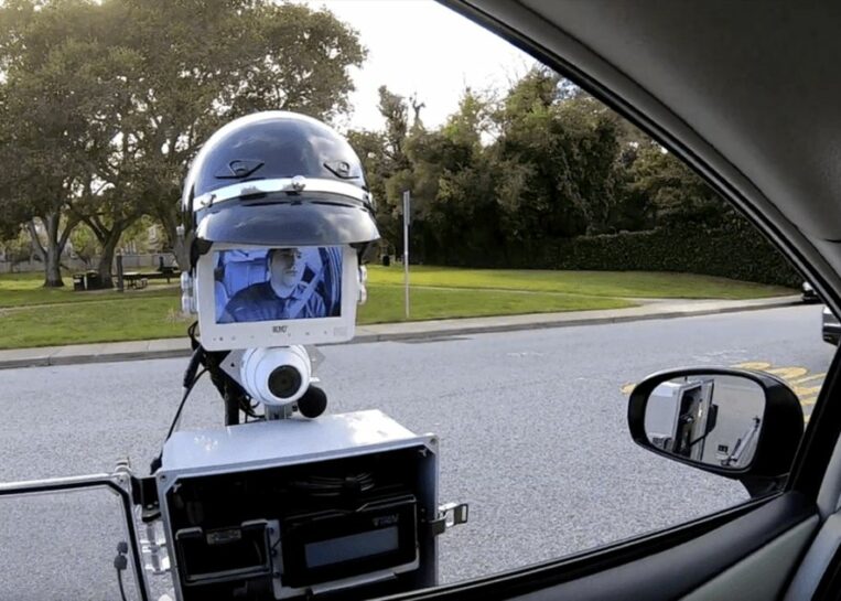 To pierwszy na świecie robot-policjant. Wystawia mandaty i może nawet rozłożyć kolczatkę
