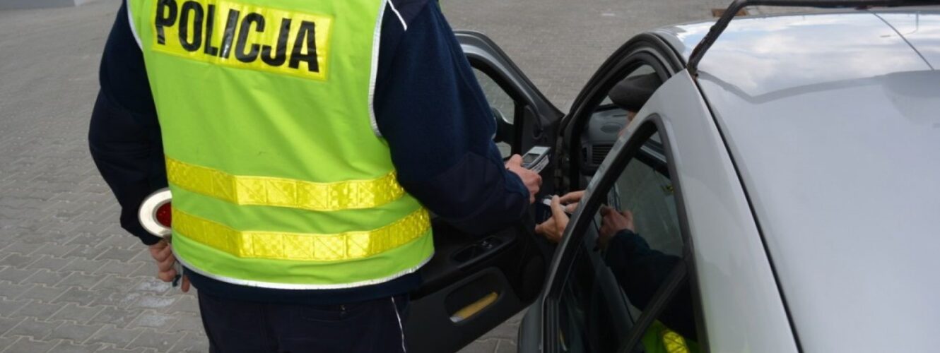 Łamią przepisy, a policja pyta kierowców czy chcą oddać prawo jazdy. Tak żenujące obrazki od niedawna tylko w Polsce