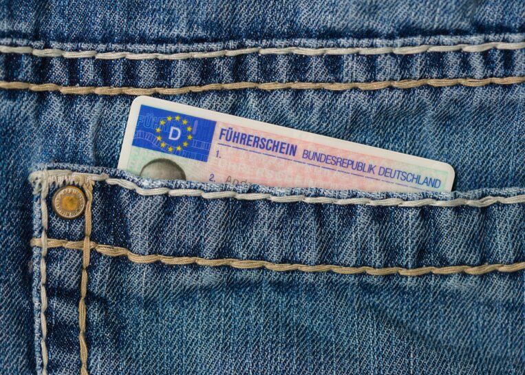 Kierowco, musisz wymienić prawo jazdy! Nawet jeśli jest bezterminowe. Do kiedy masz na to czas?