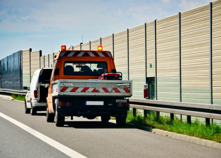 samochód elektryczny rivian pożar spalony ładowarka bateria port gniazdo
