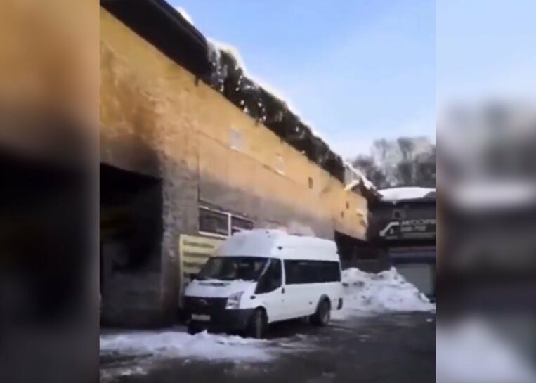 Śnieg z dachu, samochód