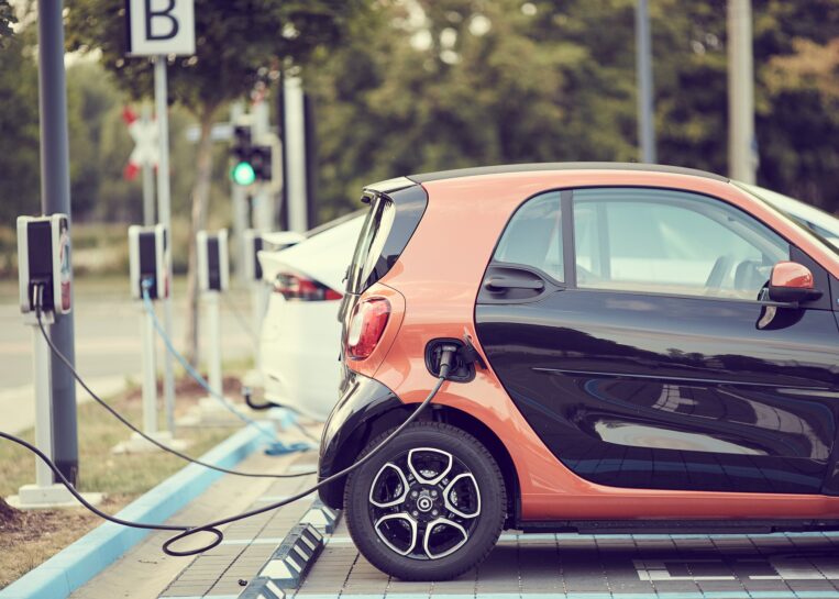 Ceny samochodów elektrycznych znowu idą w górę. Ile trzeba zapłacić za „elektryka”?