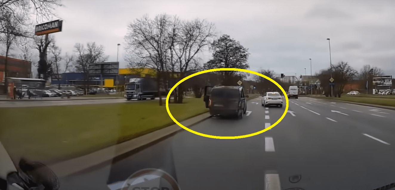Wyprzedzanie ważniejsze, niż życie? Kierowca Mercedesa nie zastanawiał się choćby chwili… [WIDEO]