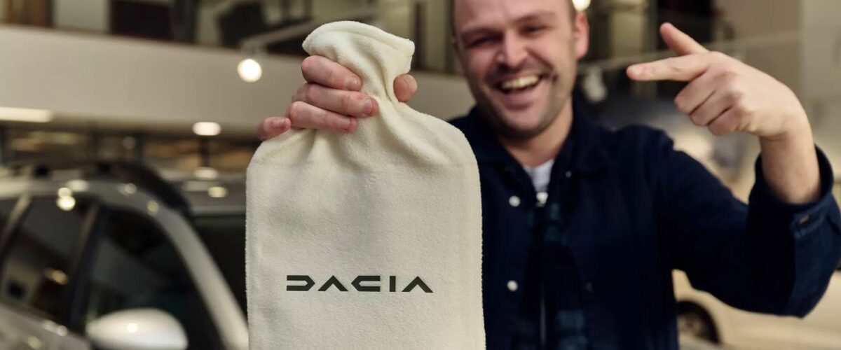Dacia rozdaje ludziom prezenty – wystarczy iść do salonu. To pstryczek w nos dla BMW i ich pomysłu na podgrzewane siedzenia