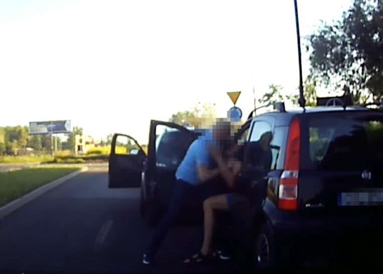 Ostra boruta na środku drogi w Rudzie Śląskiej. Brutal z BMW lał kierowcę Pandy i nie mógł przestać [WIDEO]